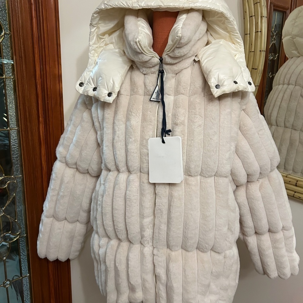 Montcler white fare faux fur detachable hood down jacket size 3NWT - Picture 14 of 16